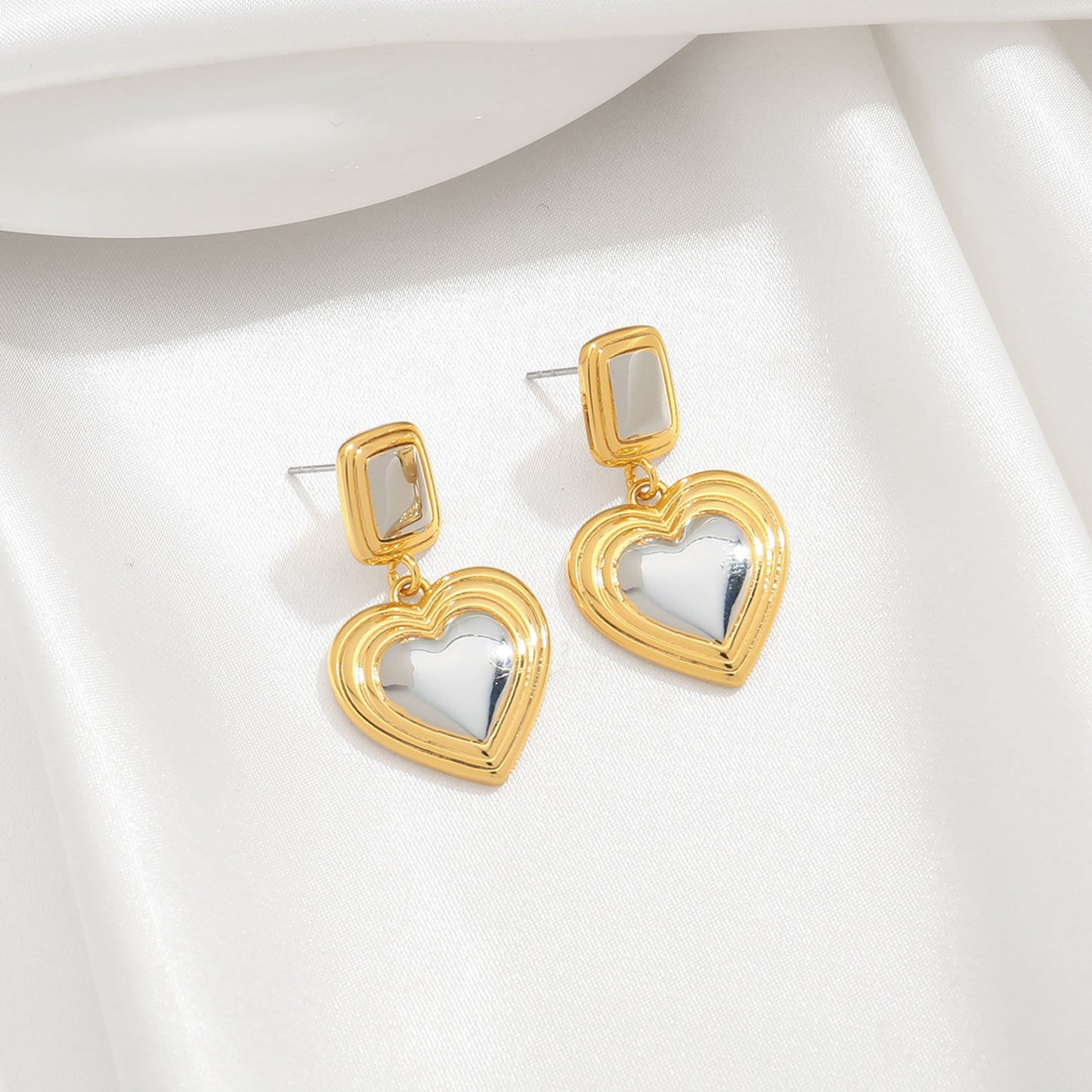 Light luxury fashion two tone earrings with a high-end feel, heart-shaped earrings with a heart shape, retro palace style peach heart earrings-1