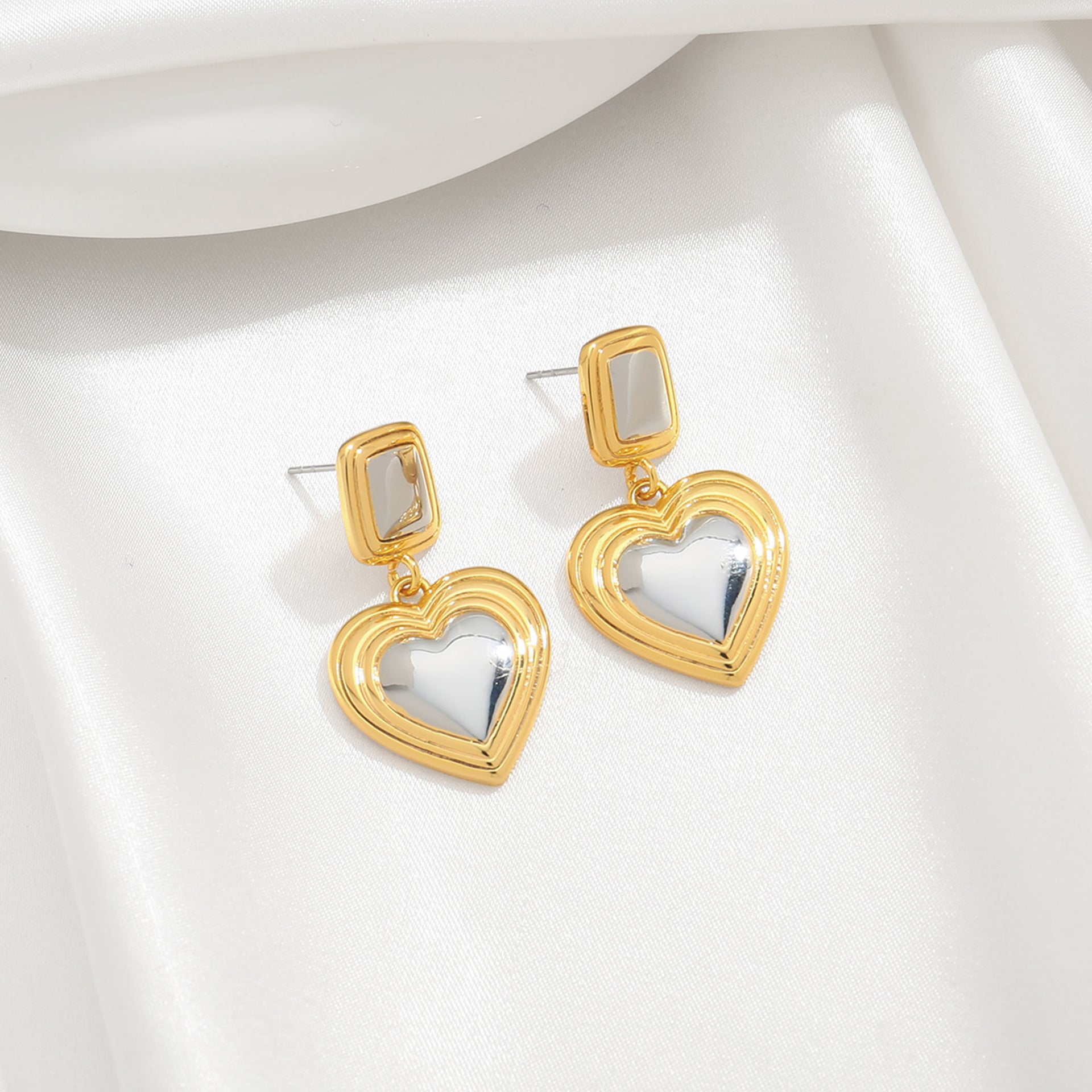 Light luxury fashion two tone earrings with a high-end feel, heart-shaped earrings with a heart shape, retro palace style peach heart earrings-1
