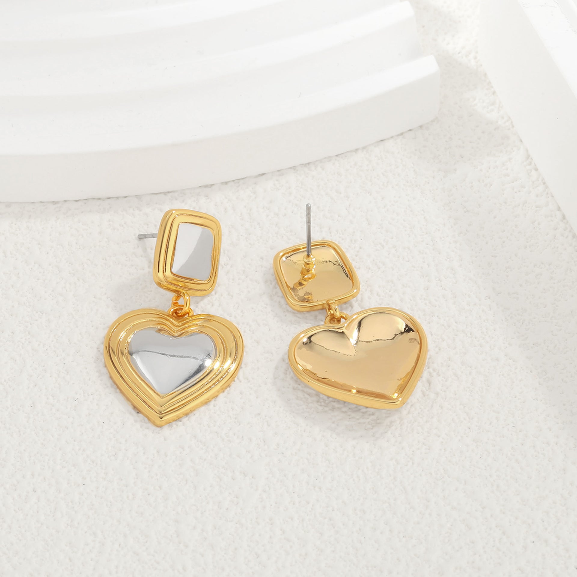 Light luxury fashion two tone earrings with a high-end feel, heart-shaped earrings with a heart shape, retro palace style peach heart earrings-2