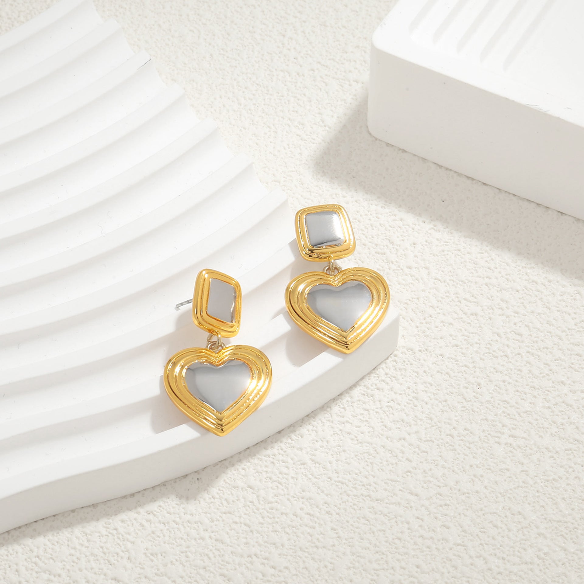 Light luxury fashion two tone earrings with a high-end feel, heart-shaped earrings with a heart shape, retro palace style peach heart earrings-3