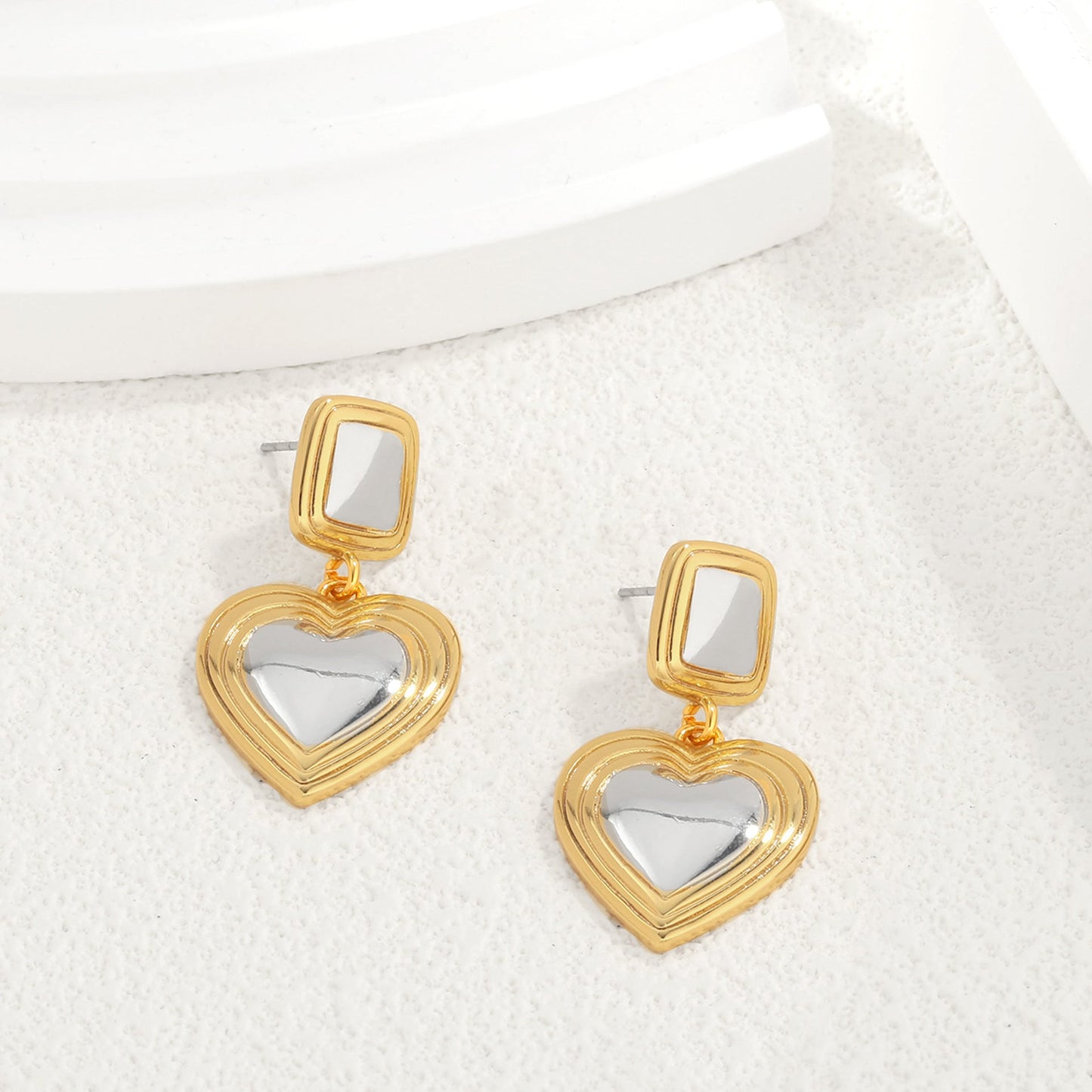 Light luxury fashion two tone earrings with a high-end feel, heart-shaped earrings with a heart shape, retro palace style peach heart earrings-0